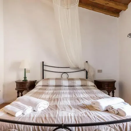 The House , Tuscany And The Pool بيت للعطل